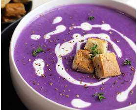 Vellutata di patate viola e caprino